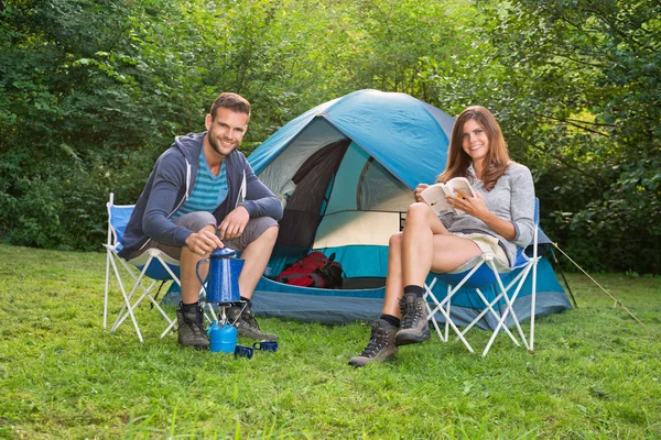 Koppel op camping — Stockfoto