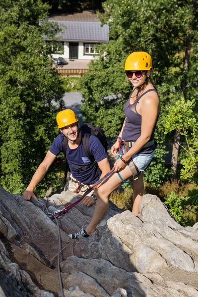 Альпинисты с безопасным оборудованием отдыхают на скалах — стоковое фото