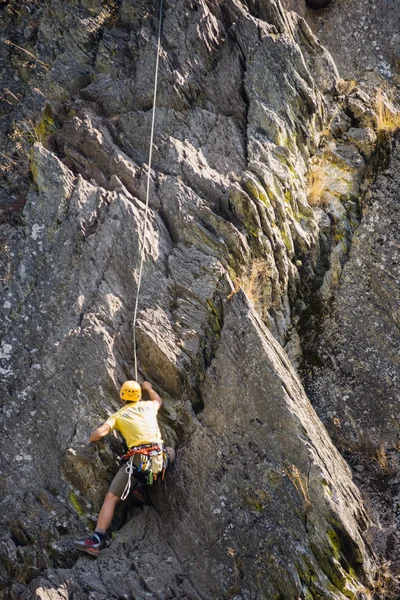 Giovane arrampicata su roccia — Foto Stock
