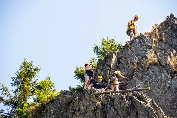 Escaladores escalando en roca — Foto de Stock