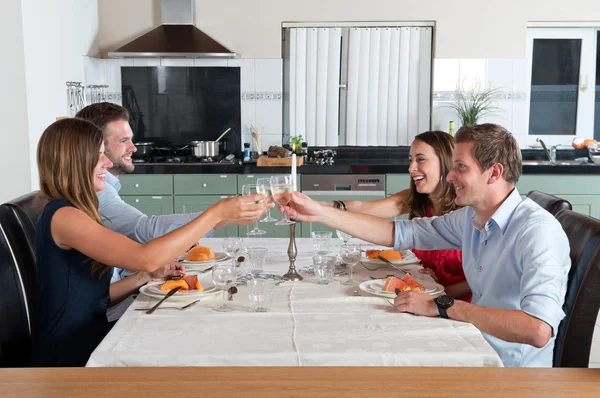 Amigos disfrutando de la cena en casa —  Fotos de Stock