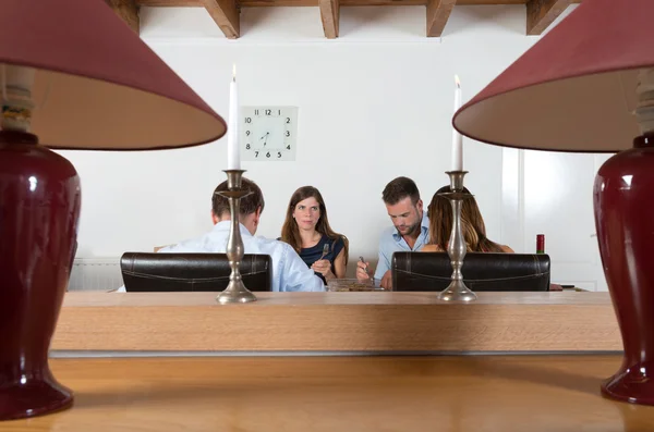 Vrienden genieten van diner thuis — Stockfoto