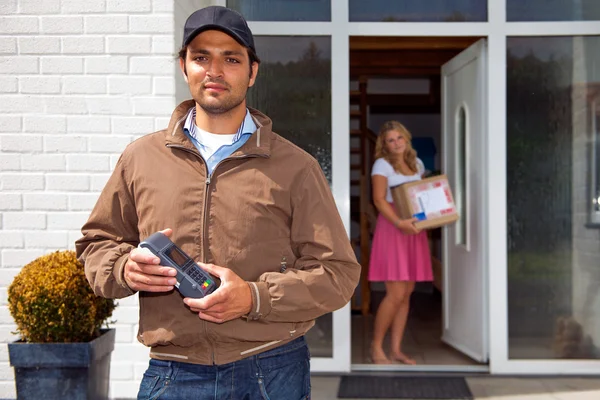 Ragazzo di consegna con macchina PIN wireless — Foto Stock