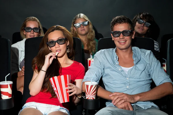 Amigos viendo películas en 3D en el cine — Foto de Stock