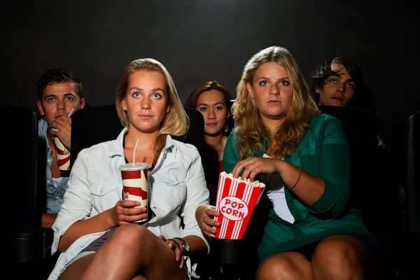 Amigos viendo películas en el cine — Foto de Stock