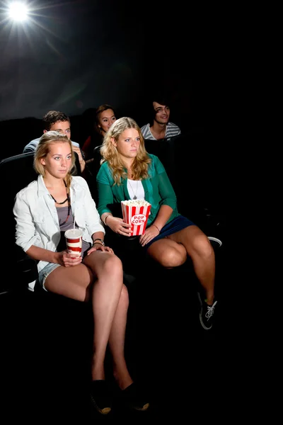 Amigos viendo películas en el cine —  Fotos de Stock