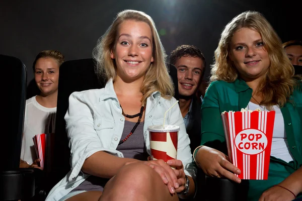 Amigos assistindo filme no cinema — Fotografia de Stock