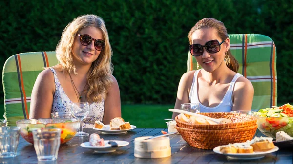 Due donne che si godono la festa in giardino — Foto Stock