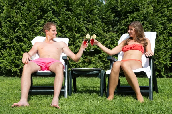 Пара солнечных ванн на заднем дворе и тосты — стоковое фото