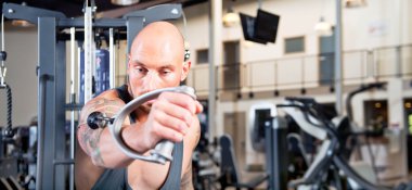adam bir spor salonunda egzersiz