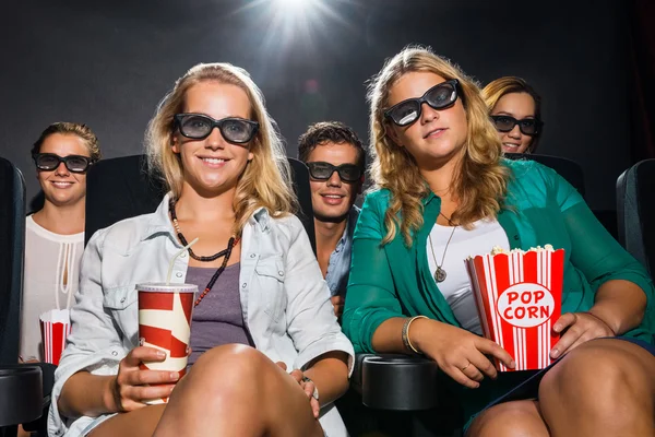 Amigos assistindo filme 3D no teatro — Fotografia de Stock
