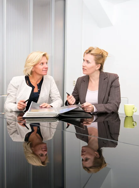 Senior business vrouwen vergadering — Stockfoto