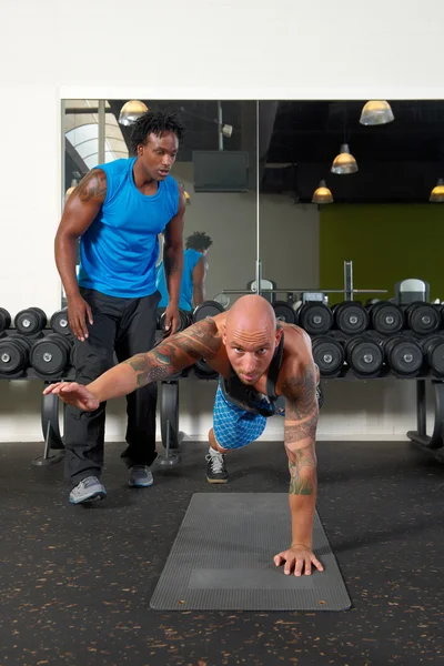 Man met trainer in de sportschool — Stockfoto