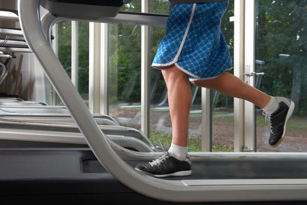 Lage sectie van de mens op loopband — Stockfoto