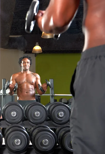 两名男子在健身房锻炼的镜面反射 — 图库照片