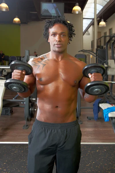 Portrait d'homme faisant de l'exercice en salle de gym — Photo