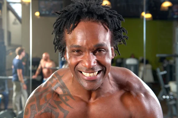 Porträt eines Mannes, der im Fitnessstudio trainiert — Stockfoto