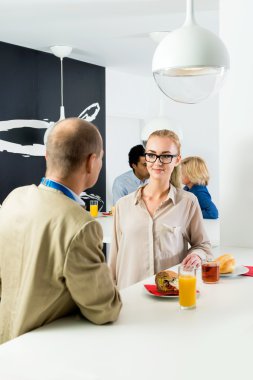 office kafeteryasında iş adamları