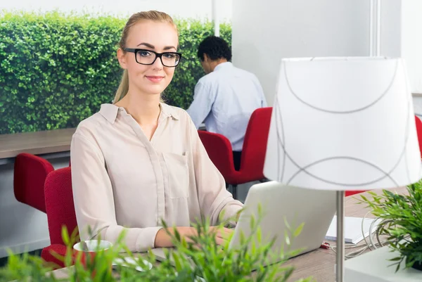 Femme dans un bureau de hotdesk — Photo