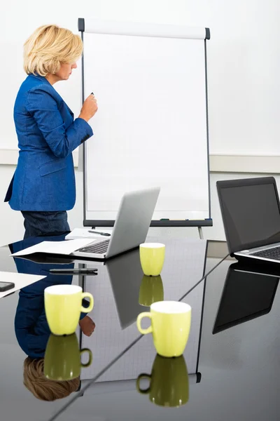 Vrouwelijke milieuactivist op de flip-over — Stockfoto