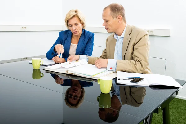 Miljöaktivister diskutera under dokument i office — Stockfoto