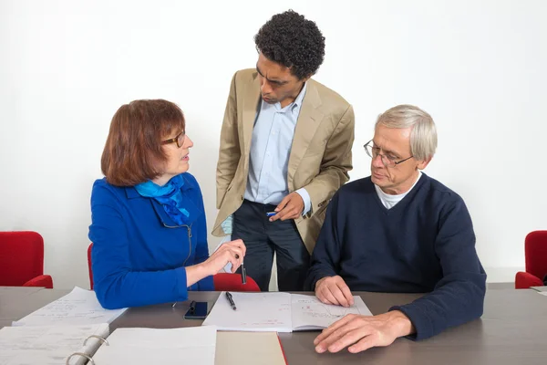 Gente de negocios hablando en la oficina — Foto de Stock