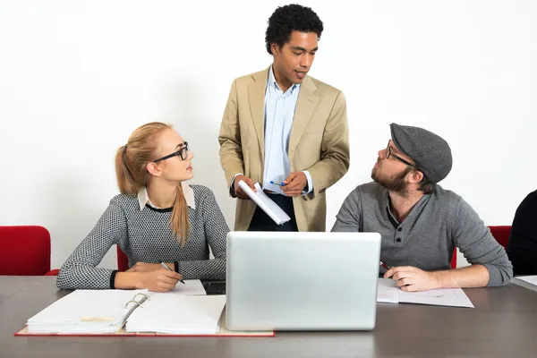 Les gens d'affaires parlent au bureau — Photo