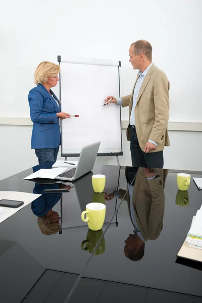 Business people giving presentation — Stock Photo, Image