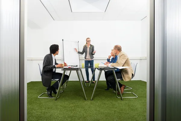 Business woman giving presentation — Stockfoto