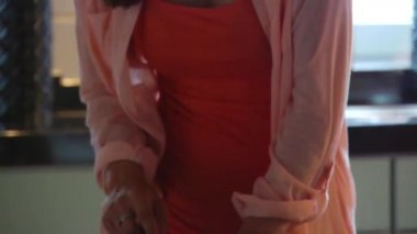 kadın mutfakta Sebze Doğrama