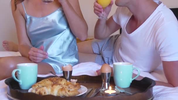 Frukost på sängen — Stockvideo