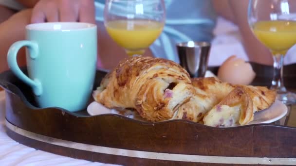 Bandeja de desayuno en la cama — Vídeos de Stock