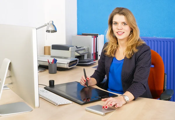 Lächelnde Frau bei der Arbeit — Stockfoto