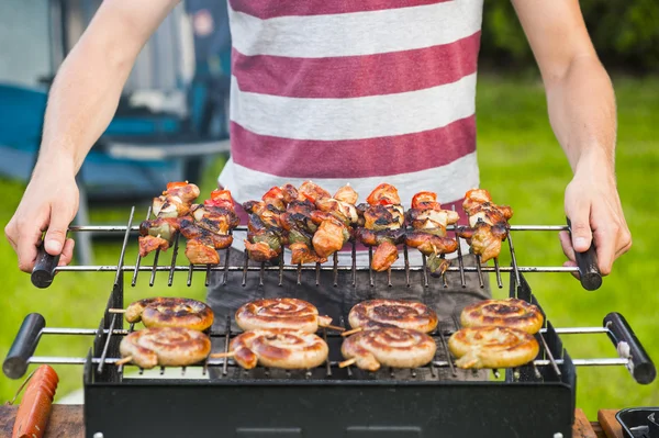 Grillen mit Schaschlik und Wurst — Stockfoto