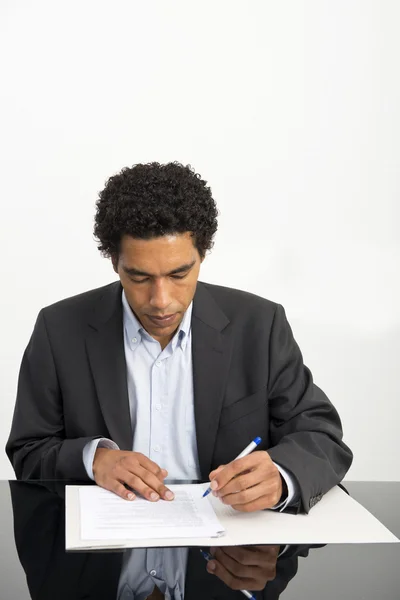 Lawyer reading a contract — Stock Photo, Image