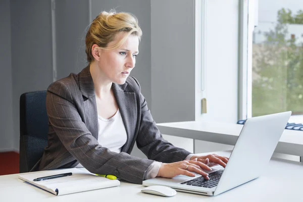 Executiva mulher de negócios com notebook — Fotografia de Stock