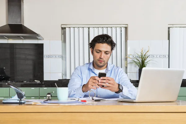 Junger Mann mit seinem Smartphone — Stockfoto