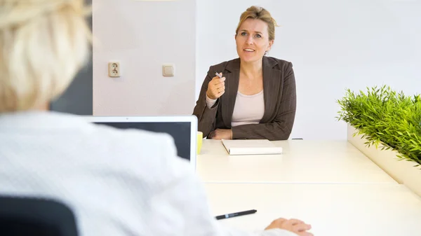 Chatting coworkers — Stock Photo, Image