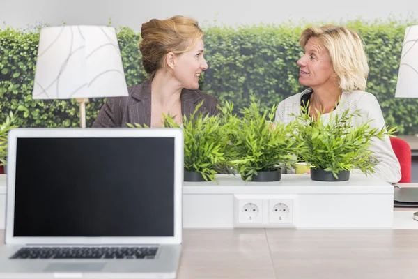 Mujer hablando en su área de trabajo — Foto de Stock