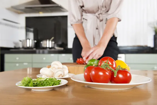 Snijden van verse ingrediënten — Stockfoto