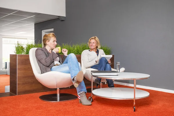Compañeros de trabajo tomando café en la oficina — Foto de Stock