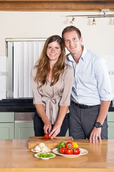 Forretning par i køkkenet - Stock-foto