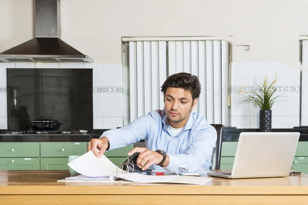 Jovem senta-se à mesa — Fotografia de Stock