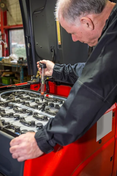 Le mécanicien teste l'acide de la batterie — Photo