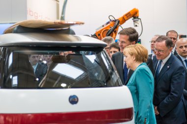 Angela merkel teknoloji Vitrini tur sırasında