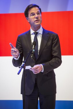 mark rutte Hollanda bayrağı önünde bir konuşma holding