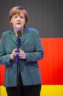 angela merkel Alman bayrağı önünde bir konuşma holding