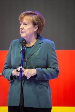 angela merkel Alman bayrağı önünde bir konuşma holding