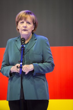 angela merkel Alman bayrağı önünde bir konuşma holding