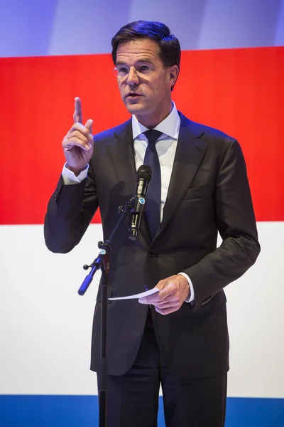 Mark Rutte holding a speech in front of the Dutch flag — Stock Photo, Image